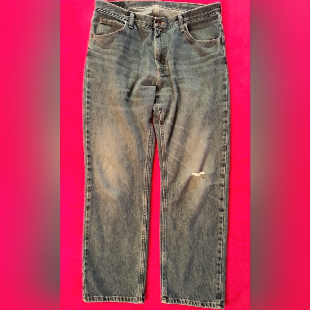 Wrangler Distressed 36 X 32 Regular Fit Jeans.Naturally Distressed Worn knee a